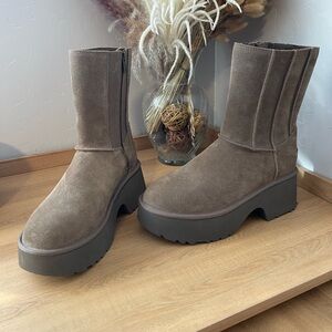 UGG NWT Classic Twin Seam New Heights platform Boots